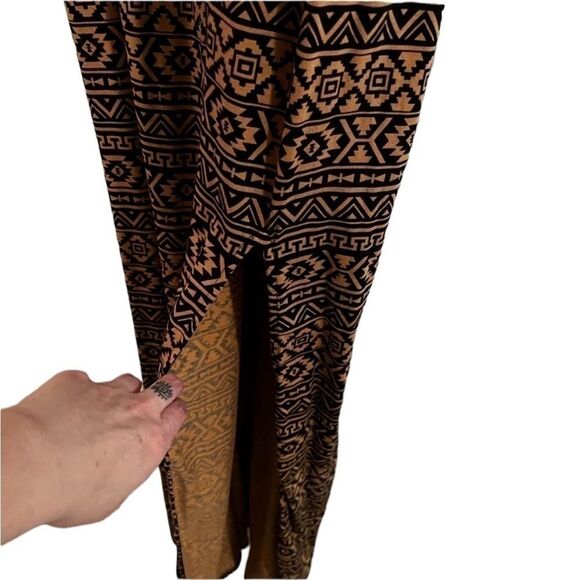 Express Aztec Print V-neck Maxi Dress
Women's Size medium nwt - Picture 8 of 9
